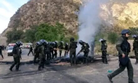 POLICÍAS Y MILITARES DESBLOQUEAN LA CARRETERA COCHABAMBA-OCCIDENTE EN MEDIO DE ENFRENTAMIENTOS