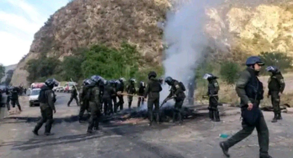 POLICÍAS Y MILITARES DESBLOQUEAN LA CARRETERA COCHABAMBA-OCCIDENTE EN MEDIO DE ENFRENTAMIENTOS