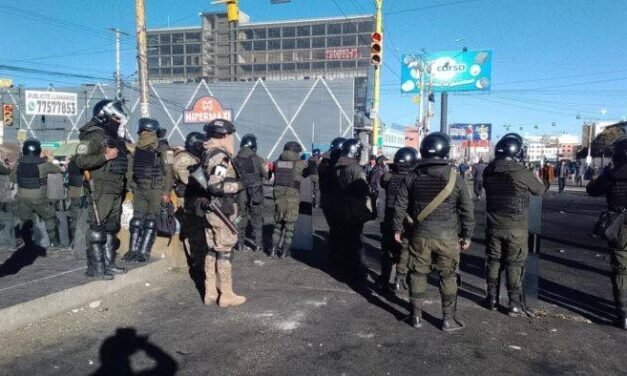 POLICÍA ANUNCIA DESPLIEGUE EN LA PAZ PARA INGRESO DE ALIMENTOS Y COMBUSTIBLE