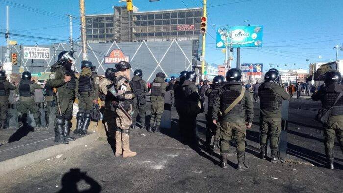 POLICÍA ANUNCIA DESPLIEGUE EN LA PAZ PARA INGRESO DE ALIMENTOS Y COMBUSTIBLE
