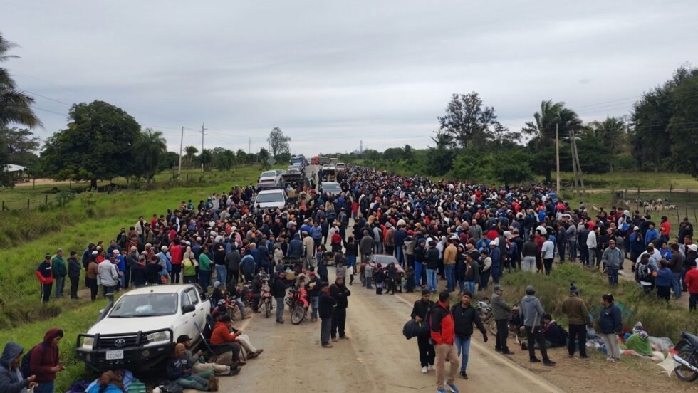 BLOQUEO INDEFINIDO EN SAN JULIÁN DEJA CIENTOS DE VEHÍCULOS VARADOS