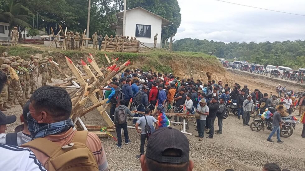 COCALEROS DEL TRÓPICO CERCAN LA NOVENA DIVISIÓN DEL EJÉRCITO EN VILLA TUNARI
