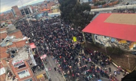 CAMPESINOS MARCHAN HACIA PLAZA MURILLO PIDIENDO LA RENUNCIA DE RODRIGO PAZ