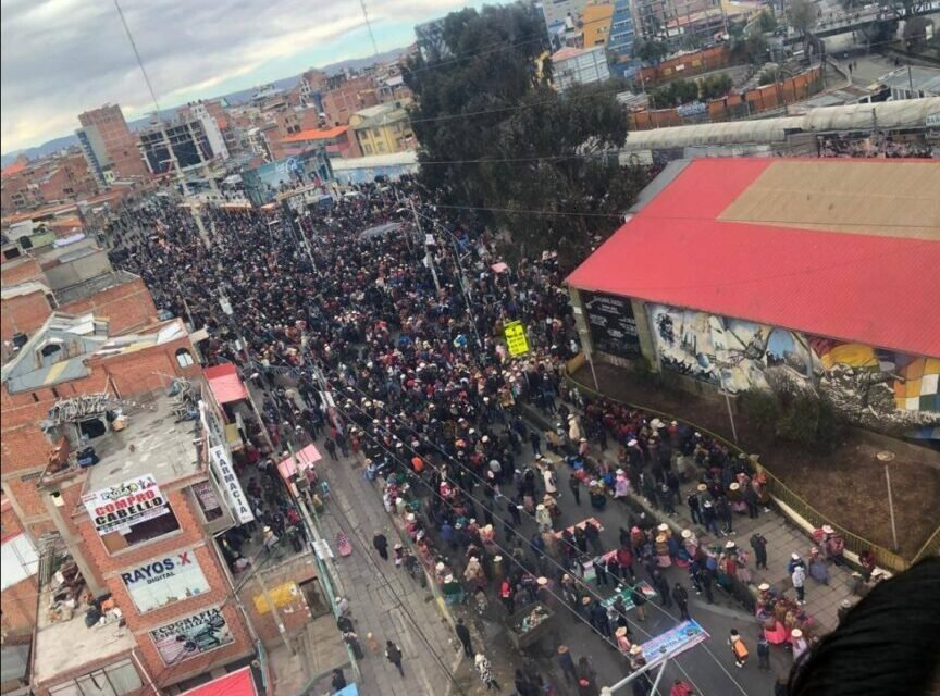 CAMPESINOS MARCHAN HACIA PLAZA MURILLO PIDIENDO LA RENUNCIA DE RODRIGO PAZ
