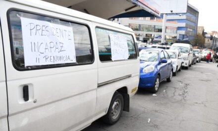 LARGAS FILAS SE REGISTRAN EN SURTIDORES DE LA PAZ POR FALTA DE COMBUSTIBLE