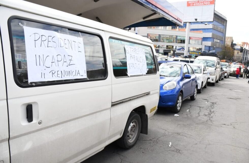 LARGAS FILAS SE REGISTRAN EN SURTIDORES DE LA PAZ POR FALTA DE COMBUSTIBLE