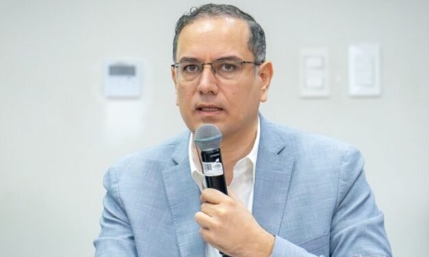 GOBIERNO ADMITE SALIDA IRREGULAR DE YUSSEF AKLY Y APUNTA A MIGRACIÓN