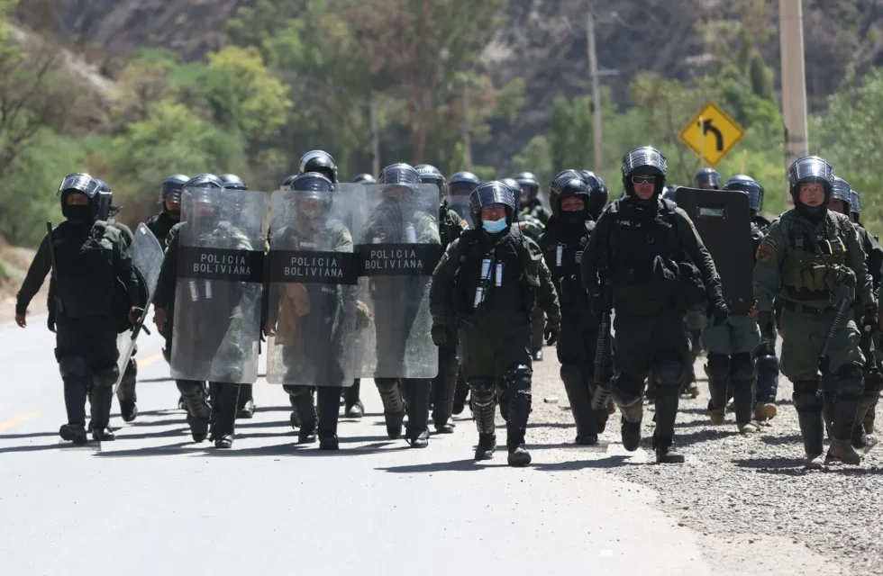 POLICÍA REPORTA 67 PUNTOS DE BLOQUEO EN BOLIVIA Y ADVIERTE POSIBLE INTERVENCIÓN