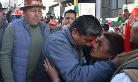 LIBERAN A 13 FABRILES TRAS VIGILIA SINDICAL EN PUERTAS DE LA FELCC