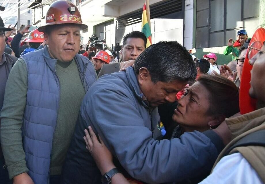 LIBERAN A 13 FABRILES TRAS VIGILIA SINDICAL EN PUERTAS DE LA FELCC