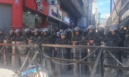 POLICÍA REFUERZA SEGURIDAD EN PLAZA MURILLO ANTE ANUNCIO DE NUEVAS MOVILIZACIONES