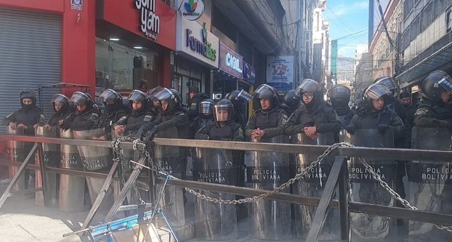 POLICÍA REFUERZA SEGURIDAD EN PLAZA MURILLO ANTE ANUNCIO DE NUEVAS MOVILIZACIONES