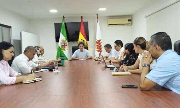 ALCALDE SAAVEDRA REALIZA SU PRIMERA REUNIÓN DE GABINETE MUNICIPAL