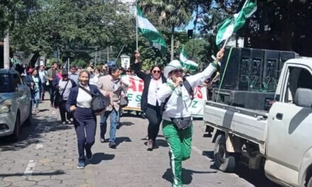 MAESTROS TOMARON DEPARTAMENTAL DE EDUCACIÓN EXIGIENDO ÍTEMS Y AUMENTO SALARIAL
