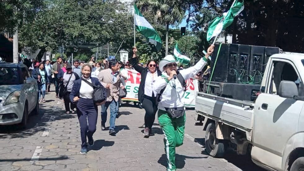 MAESTROS TOMARON DEPARTAMENTAL DE EDUCACIÓN EXIGIENDO ÍTEMS Y AUMENTO SALARIAL