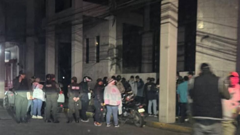 OPERATIVO EN MIGRACIÓN SANTA CRUZ BUSCA FRENAR LA REVENTA DE PUESTOS
