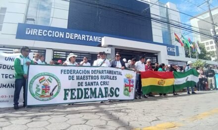 MAESTROS RURALES EN SANTA CRUZ CONTINÚAN MOVILIZACIONES Y EXIGEN INCREMENTO SALARIAL