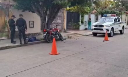 MOTOCICLISTA PIERDE LA VIDA TRAS IMPACTAR CONTRA UN ÁRBOL