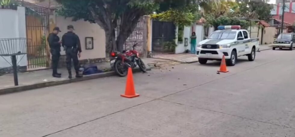 MOTOCICLISTA PIERDE LA VIDA TRAS IMPACTAR CONTRA UN ÁRBOL