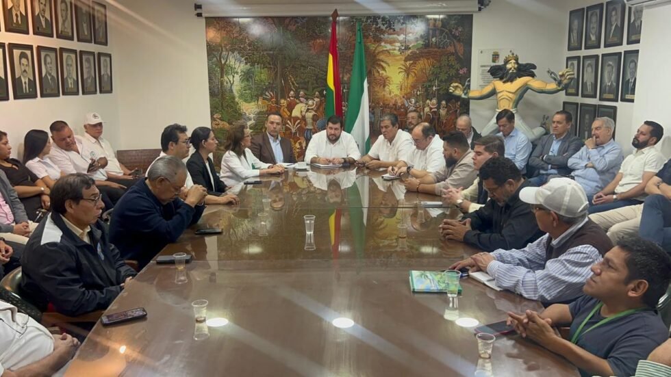 COMITÉ PRO SANTA CRUZ EVALÚA ASAMBLEA DE LA CRUCEÑIDAD POR BLOQUEOS EN EL PAÍS