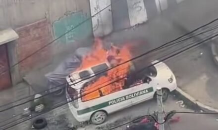 MARCHISTAS INCENDIAN VEHÍCULO POLICIAL DURANTE ENFRENTAMIENTOS EN LA PAZ