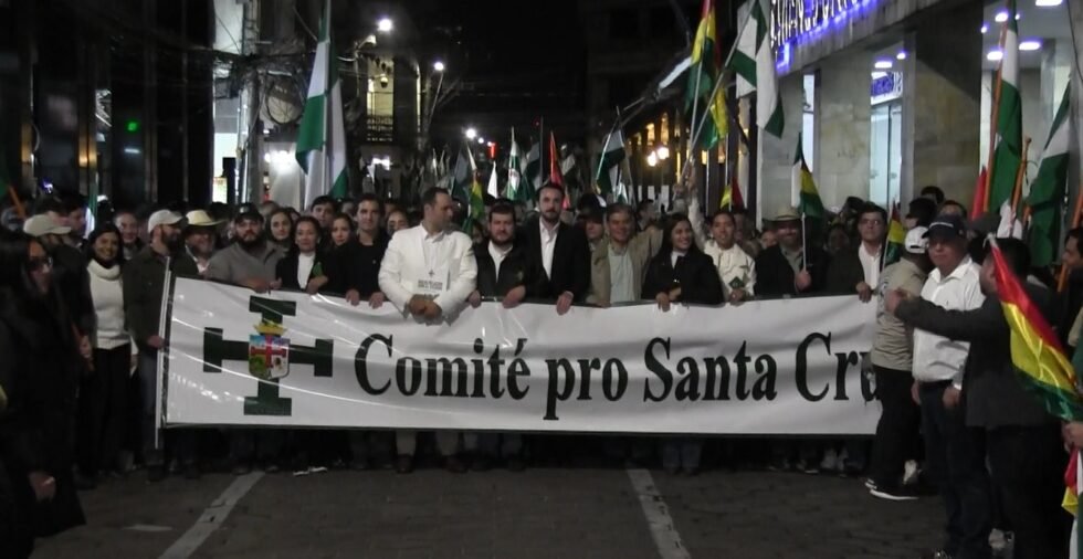 MASIVA MARCHA EN SANTA CRUZ EN DEFENSA DE LA DEMOCRACIA Y LA LIBERTAD