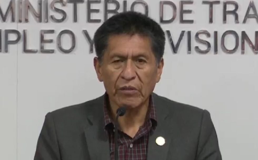 MINISTRO DE TRABAJO RENUNCIA AL CARGO Y LLAMA A «PACIFICAR EL PAÍS»