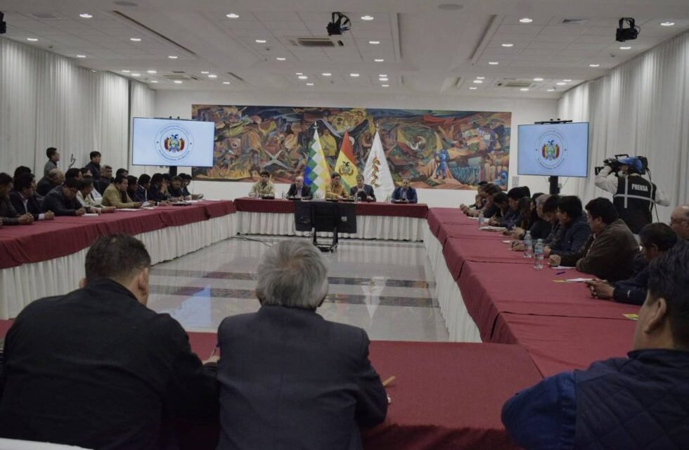 GOBIERNO Y CHOFERES INSTALAN DIÁLOGO TRAS JORNADA DE BLOQUEOS EN EL PAÍS