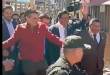 LANZAN GELATINA A RODRIGO PAZ DURANTE ACTO EN LA UPEA