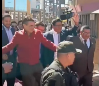 LANZAN GELATINA A RODRIGO PAZ DURANTE ACTO EN LA UPEA
