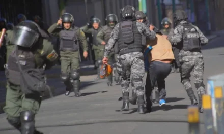 VIOLENTO ENFRENTAMIENTO ENTRE MAESTROS Y POLICÍAS FRENTE AL MINISTERIO DE EDUCACIÓN