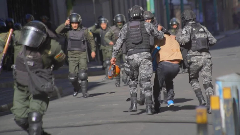 VIOLENTO ENFRENTAMIENTO ENTRE MAESTROS Y POLICÍAS FRENTE AL MINISTERIO DE EDUCACIÓN