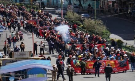 MARCHA DE LA COB AVANZA HACIA LA PAZ Y EXIGE RENUNCIA DEL PRESIDENTE RODRIGO PAZ