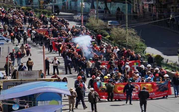 MARCHA DE LA COB AVANZA HACIA LA PAZ Y EXIGE RENUNCIA DEL PRESIDENTE RODRIGO PAZ