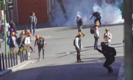 ENFRENTAMIENTOS ENTRE MINEROS Y POLICÍAS DEJAN DOS APREHENDIDOS