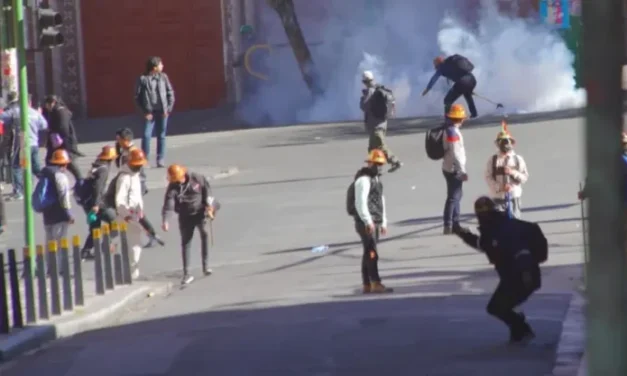 ENFRENTAMIENTOS ENTRE MINEROS Y POLICÍAS DEJAN DOS APREHENDIDOS
