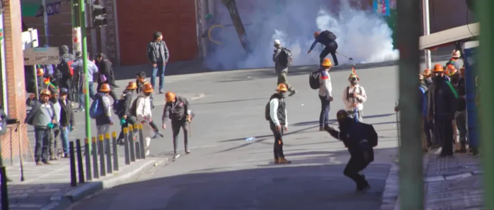 ENFRENTAMIENTOS ENTRE MINEROS Y POLICÍAS DEJAN DOS APREHENDIDOS