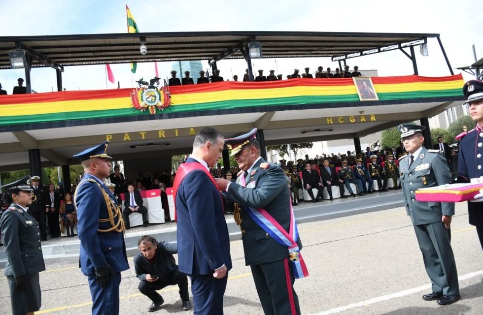 FFAA CONDECORAN AL MINISTRO DE DEFENSA CON EL MÉRITO MILITAR “EDUARDO ABAROA”