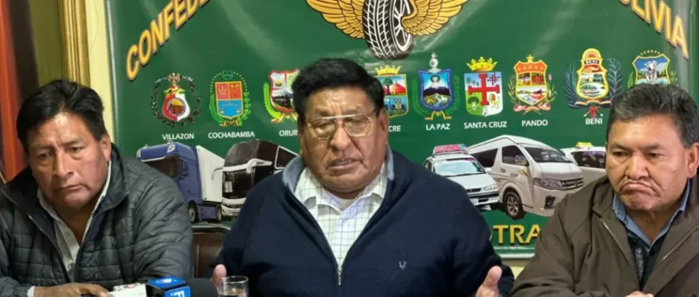 CHOFERES EXIGEN LIBERACIÓN DE CARRETERAS Y DAN ULTIMÁTUM AL GOBIERNO POR BLOQUEOS