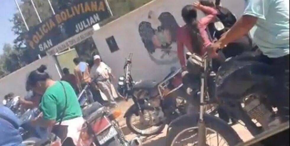ARDE ESTACIÓN POLICIAL EN SAN JULIÁN TRAS OPERATIVO DE DESBLOQUEO