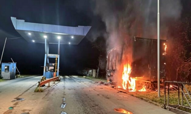 QUEMAN PUNTO MÓVIL DE LA FELCN EN SAN CARLOS