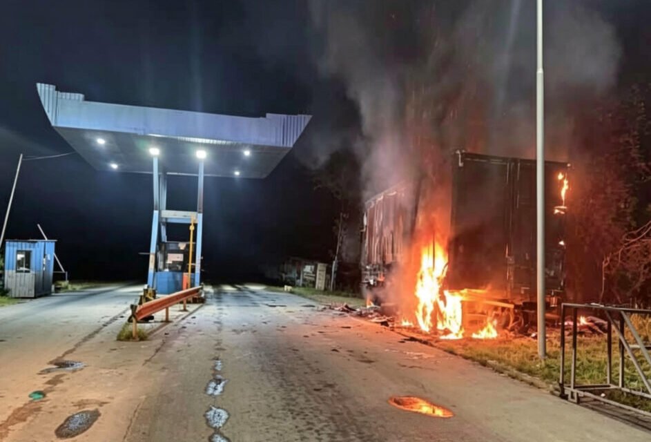 QUEMAN PUNTO MÓVIL DE LA FELCN EN SAN CARLOS
