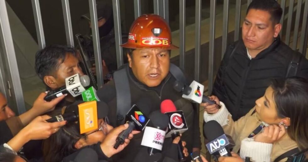 ARGOLLO: “NO PODÍAMOS ENFRENTARNOS ENTRE BOLIVIANOS” Y ORDENA LEVANTAR LOS BLOQUEOS