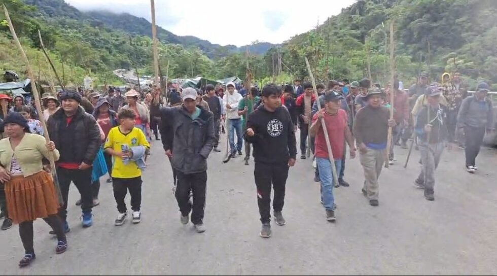 CAMPESINOS ARMADOS EN EL TRÓPICO ADVIERTEN RESISTENCIA ANTE OPERATIVOS