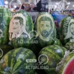 SANDÍAS CON ROSTROS DE ESTRELLAS DEL FÚTBOL CAUSAN FUROR EN EL MERCADO ABASTO