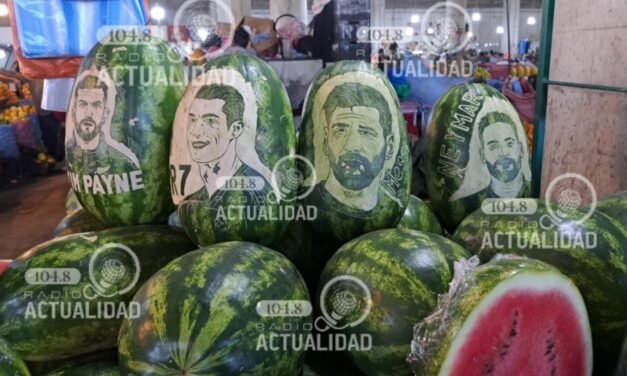 SANDÍAS CON ROSTROS DE ESTRELLAS DEL FÚTBOL CAUSAN FUROR EN EL MERCADO ABASTO
