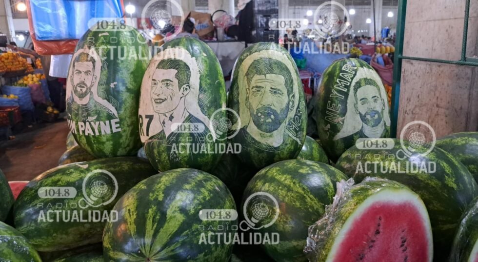 SANDÍAS CON ROSTROS DE ESTRELLAS DEL FÚTBOL CAUSAN FUROR EN EL MERCADO ABASTO