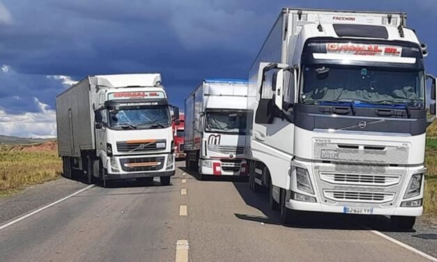 TRANSPORTE PESADO PIDE CONGELAR CUENTAS DE LA COB POR DAÑOS DE LOS BLOQUEOS