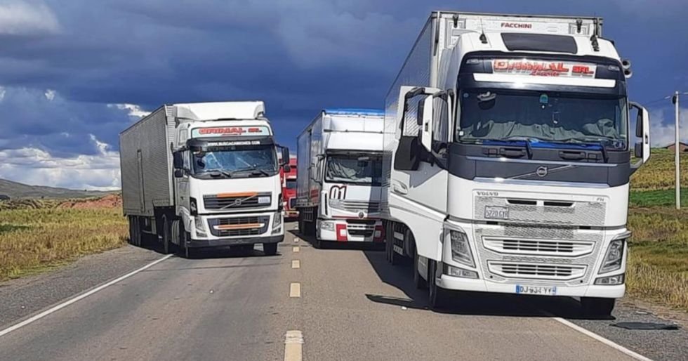 TRANSPORTE PESADO PIDE CONGELAR CUENTAS DE LA COB POR DAÑOS DE LOS BLOQUEOS