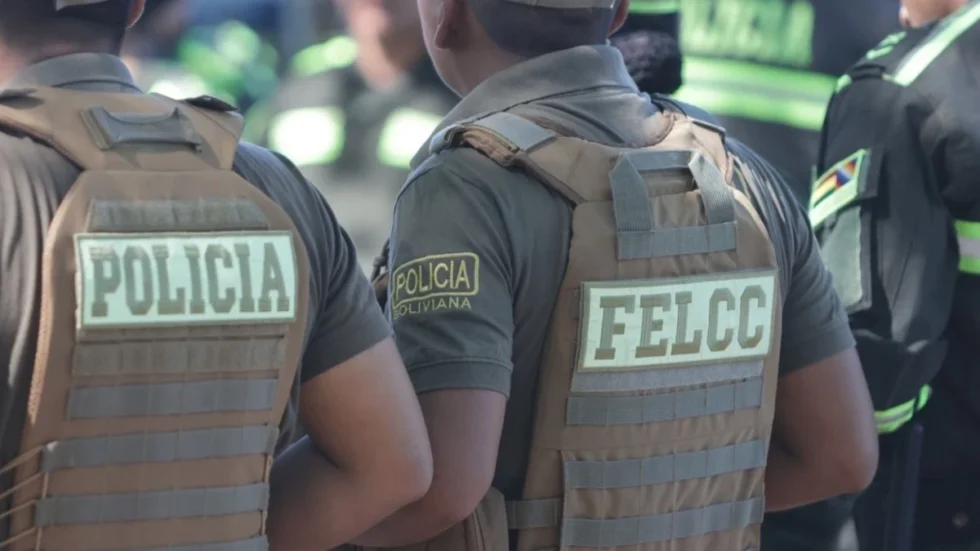 POLICÍA DESPLIEGA 174 EFECTIVOS EN VILLA 1RO DE MAYO POR CONFLICTO ENTRE DELIVERYS Y COMUNIDAD AYOREA